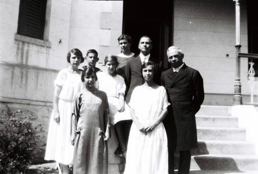 Murray McGregor (left back, in his General Botha uniform) with his family in fron of Bloomestein, the pastorie (parsonage) of the Three Anchor Bay Dutch Reformed Church