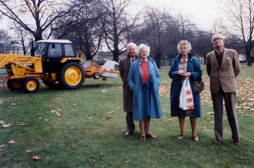 Murray, Marge, Helen and Mark with the leaf vacuum cleaner in Regents Park
